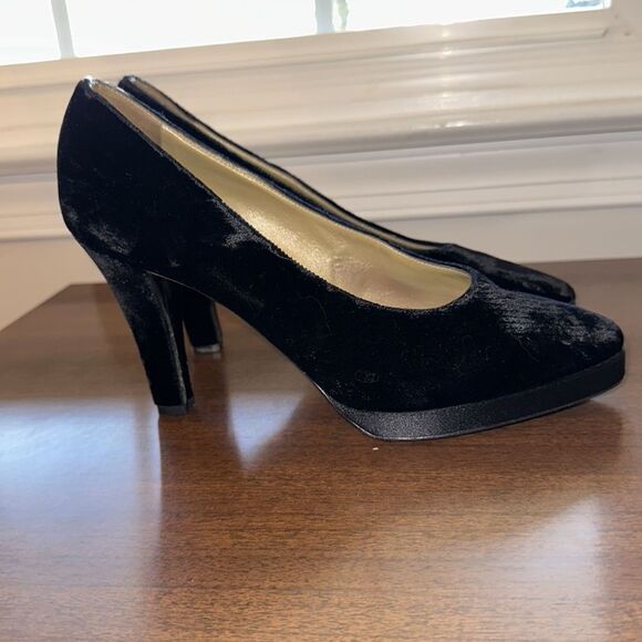Yves Saint Laurent Suede Heels, Size 7.5 - Picture 5 of 13